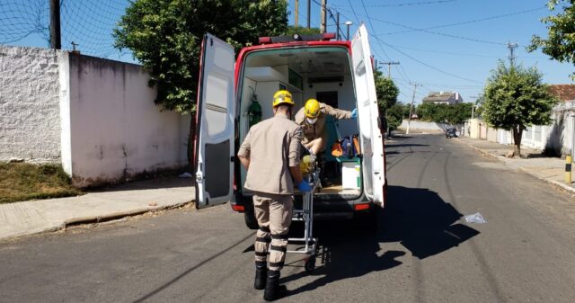 Mulher fica ferida em acidente envolvendo duas motocicletas no Bairro Vila Chaud em Catalão
