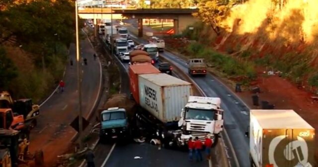 Carreta bitrem bate em caminhão e mureta e interdita BR-365 sentido a Araguari