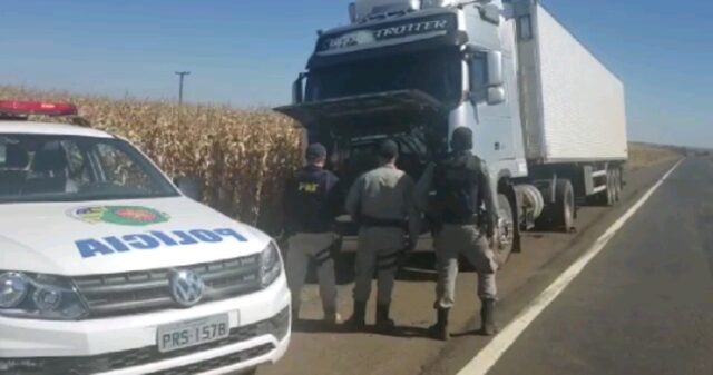 PRF e PM recuperam carreta roubada com carga de carne bovina avaliada em cerca de 500 mil reais