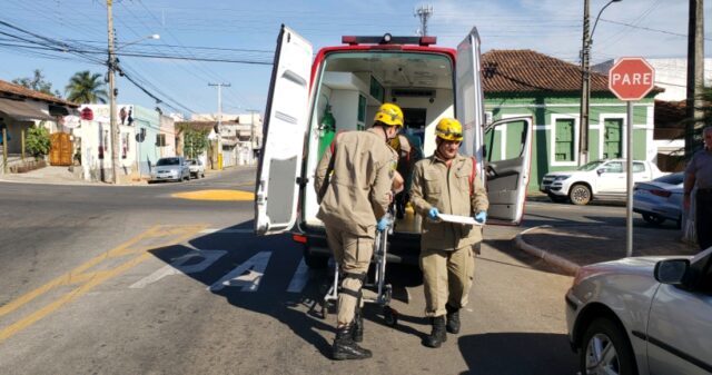 Corpo de Bombeiros socorre mulher ferida após queda de bicicleta em Catalão