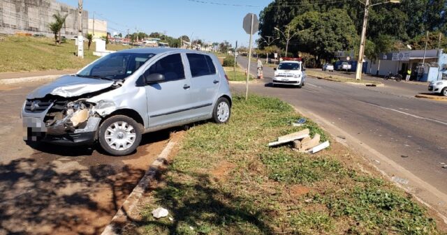 Acidente entre carreta e um veículo e registrado no Bairro Santa Cruz em Catalão