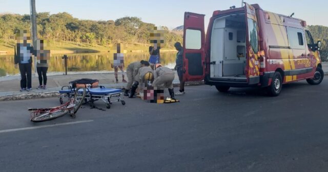 Ciclista fica gravemente ferido após colisão com veículo no Bairro Santa Cruz em Catalão