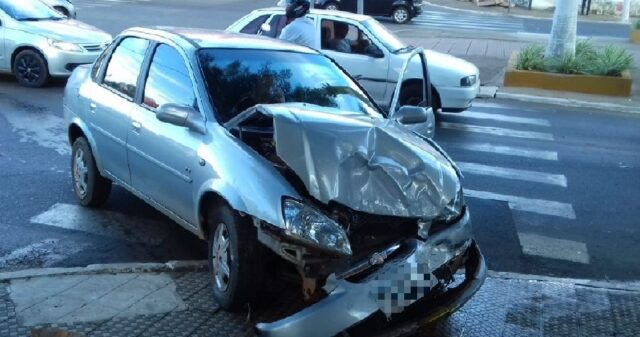 Homem fica ferido em acidente de trânsito envolvendo carro é ônibus em Catalão