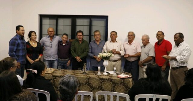 Grupo de rezadores ministra terço cantado a convite da empresária Daniela Borges
