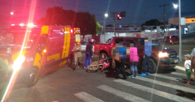 Idoso fica ferido após colisão entre moto e camionete no centro de Catalão