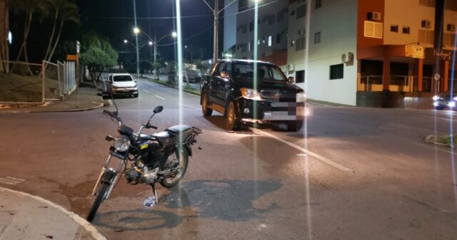 Colisão entre camionete e moto deixa uma pessoa ferida no Bairro São João