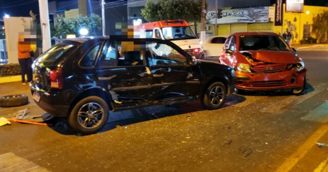 Colisão seguida de tombamento deixa quatro feridos em Catalão
