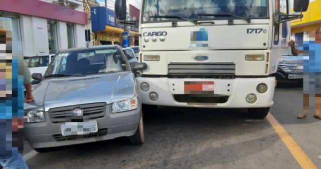 Internauta flagra acidente entre carro e caminhão no Centro de Catalão