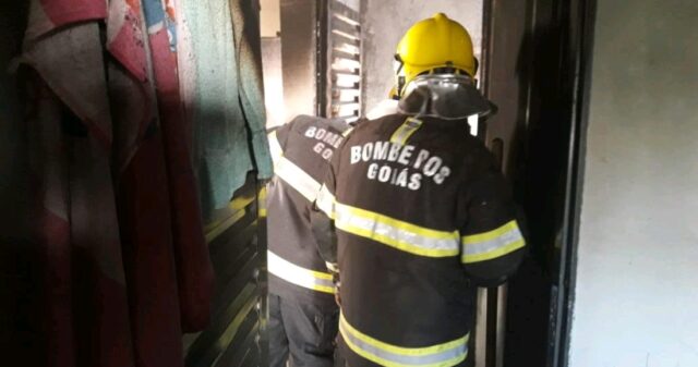 Corpo de Bombeiros combate incêndio em residência no Bairro Vila Nova, em Pires do Rio