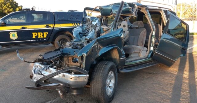 Homem de 60 anos morre após colidir carro na traseira de caminhão na BR 050 no município de Campo Alegre de Goiás