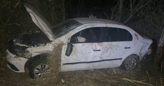 Carro cai em ribanceira na GO 402 e deixa duas pessoas feridas, no município de Cumari