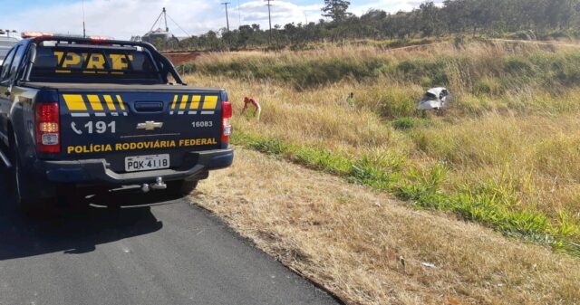 Capotamento na BR 050 deixa três pessoas feridas no município de Catalão