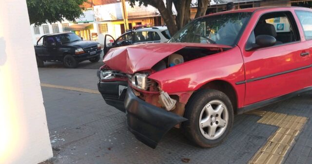 Mulher perde controle de veículo e colide contra parede de agência bancária em Goiandira