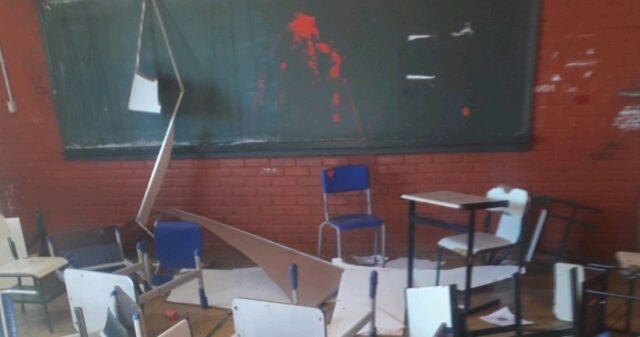 Escola Estadual Abrahão André é alvo de vandalismo e tem cadeiras e quadros danificados