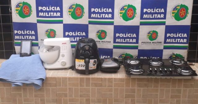 Polícia Militar surpreende suspeitos de furto no momento em que saiam de uma residência com objetos furtados