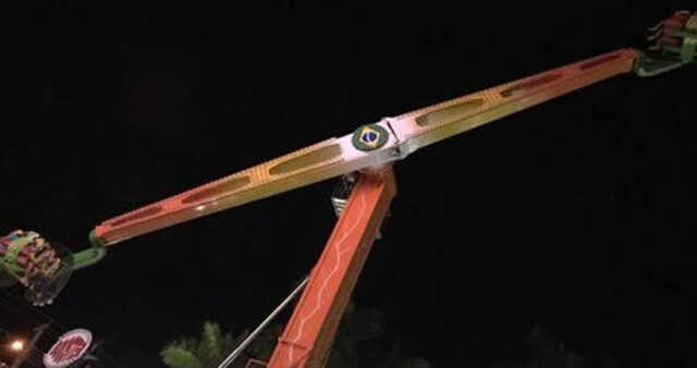 Brinquedo trava por falta de energia e deixa pessoas presas no alto em parque de diversões de Caldas Novas