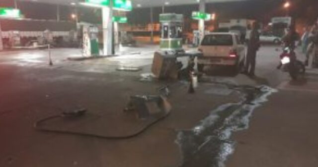Carro desgovernado bate arranca bombas de gasolina e causa princípio de incêndio em Araguari