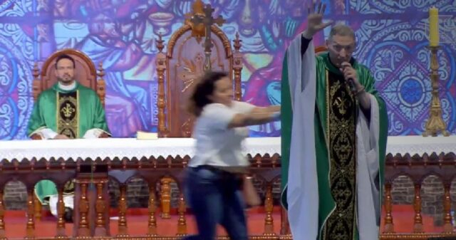 Mulher empurra Padre Marcelo Rossi de altar durante missa em Cachoeira Paulista confira vídeo