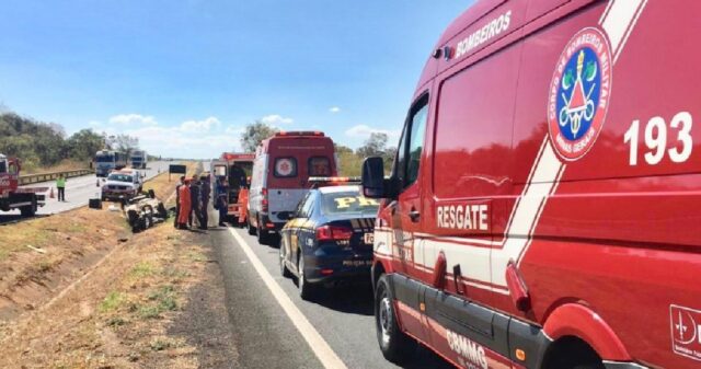 Motorista perde controle do carro e capota na BR-050 casal e 3 crianças estavam no veículo