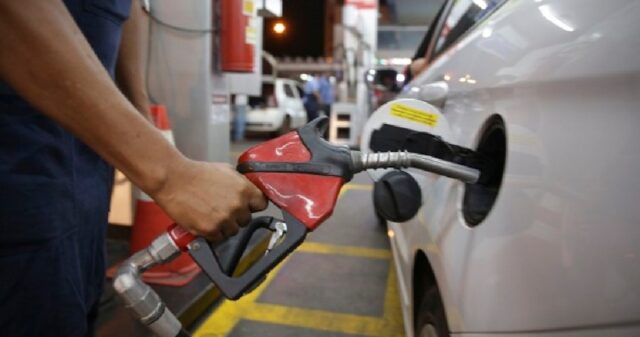 Petrobras baixa gasolina em R$ 0,03 e diesel em R$ 0,04