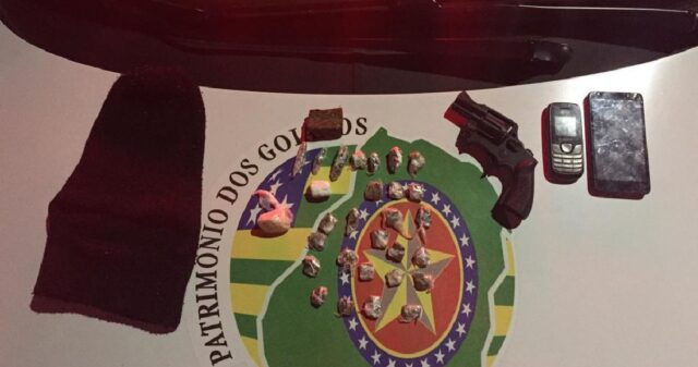 Polícia Militar prende dois suspeitos por tráfico de drogas é um simulacro de arma de fogo