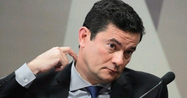 Portaria 666, assinada por Moro, abre espaço para deportação de Glenn Greenwald