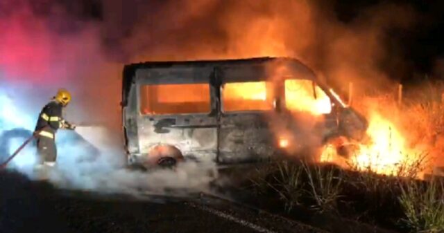 Fogo destrói van na rodovia GO 330 entre Ouvidor e Três Ranchos