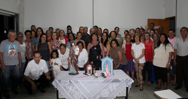 Há sete anos grupo de pessoas se reúne para reza do Terço da Família Transduarte