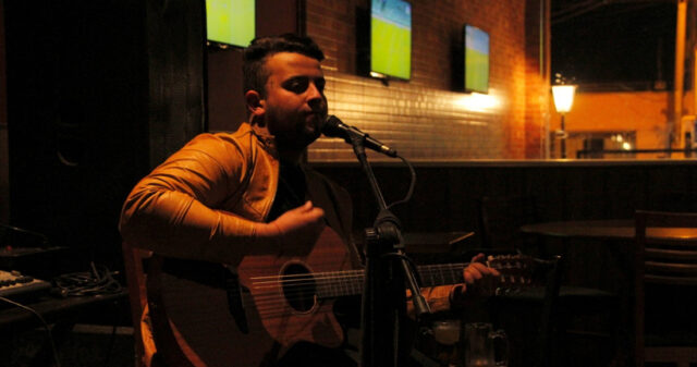 Noite com música ao vivo no Detroit Steak House