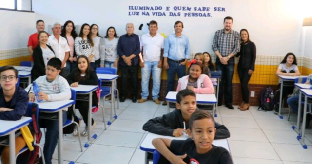 Prefeitura de Ouvidor entrega mobiliário novo a escola municipal