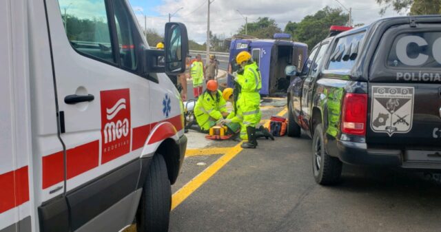 Motorista fica ferido após carreta tombar no trevo da BR 050, em Catalão