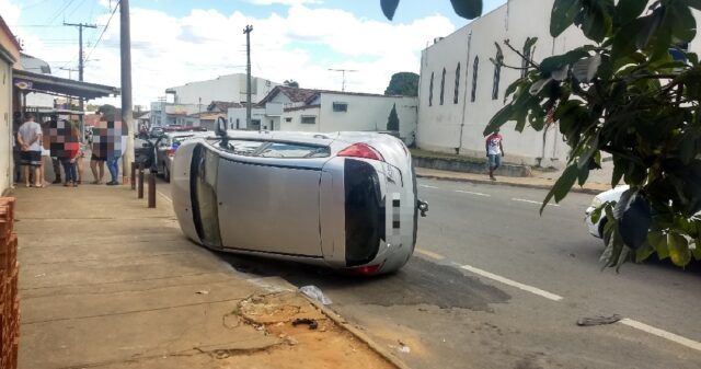 Veículo tomba após colisão com carro em Catalão