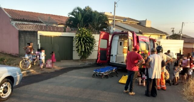 Mãe e filho ficam feridos após queda de bicicleta em Catalão
