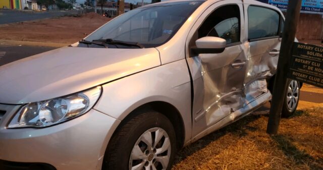 Colisão entre dois carros em avenida de Catalão deixa motorista ferido