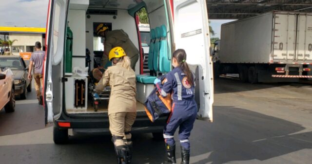 Colisão entre carro e moto deixa motociclista ferido