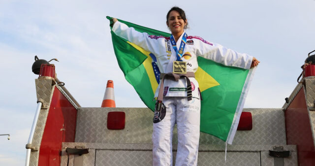 Bronze em Las Vegas (USA), Andrea Pires é homenageada com desfile no caminhão dos Bombeiros