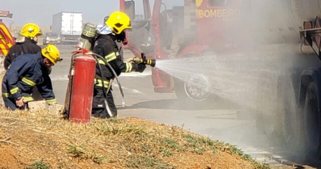 Bombeiros combatem incêndio em carreta-tanque carregado com combustível na BR 050, em Catalão
