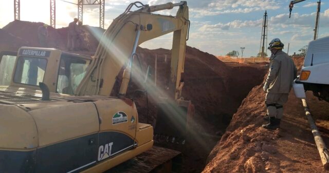 Bombeiros fazem buscas por dois trabalhadores soterrados em obra no trevo de Cristianópolis