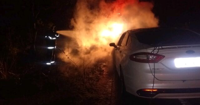 Bombeiros de Ipameri combatem a incêndio em veículo na GO-330 entre Ipameri e Urutai
