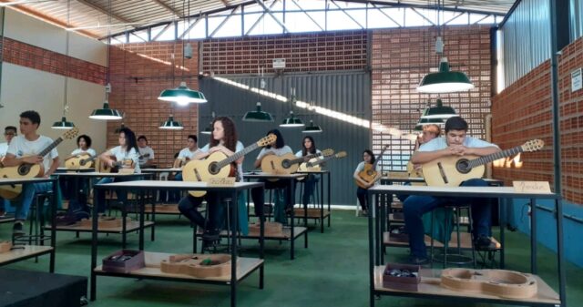 Luthieria Nova Vida realiza cerimônia de encerramento e entrega dos Violões FENOVA