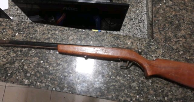 Polícia Militar detém suspeito de violência doméstica e apreende uma arma de fogo em Goiandira