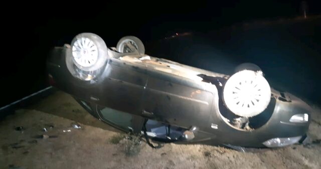 Carro capota e condutora de 35 anos fica ferida na BR 050 em Campo Alegre de Goiás