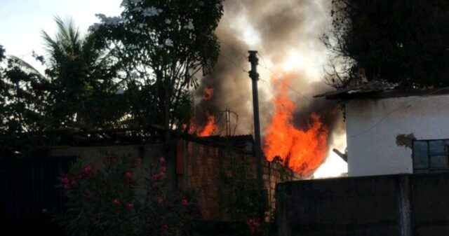 Bombeiro de folga combate incêndio em Goiandira