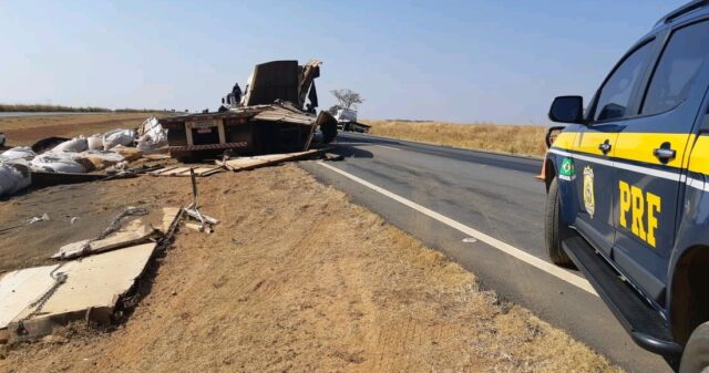Motorista fica gravemente ferido após tombar carreta bitrem na BR 050 em Campo Alegre de Goiás