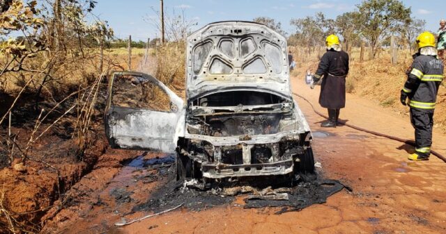 Veículo pega fogo e fica completamente destruído em estrada vicinal no município de Catalão