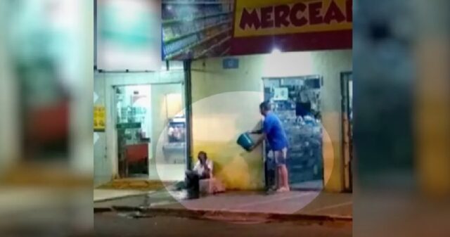 Homem joga balde de água em morador de rua que estava sentado na porta de mercearia em Catalão