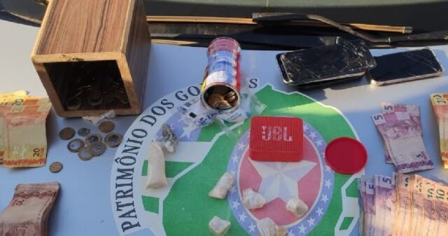 Polícia Militar apreende droga e quantidade considerável de dinheiro na posse de menores suspeito