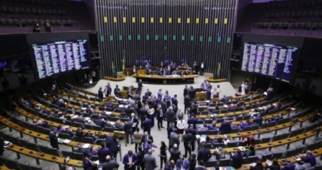 Câmara autoriza trabalho aos domingos com folga a cada quatro semanas