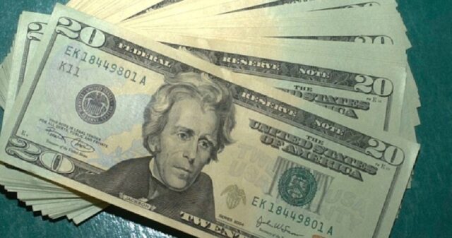 Dólar supera R$ 4,12 e fecha no maior valor em quase um ano