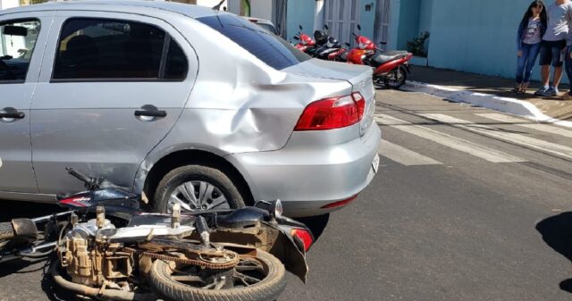 Batida entre carro e motocicleta deixa homem ferido em cruzamento no centro de Catalão
